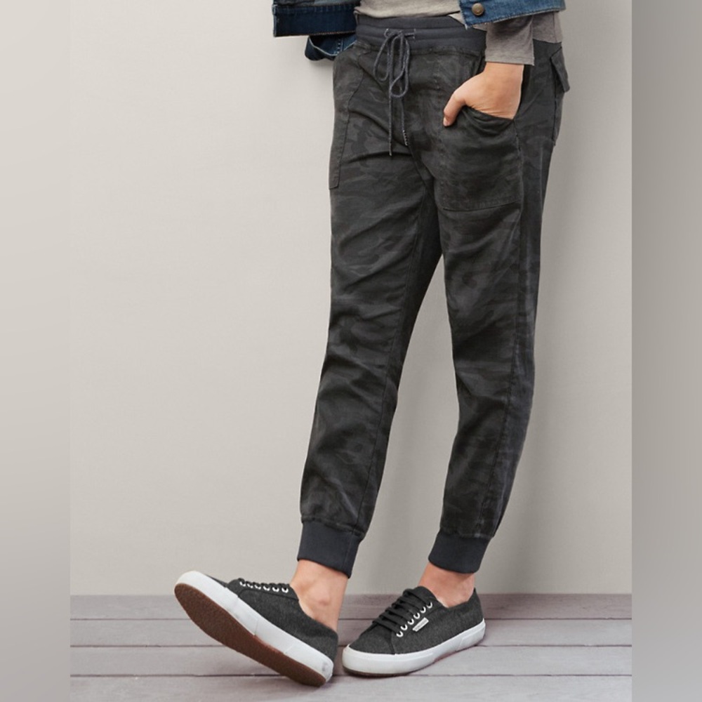 Camo Gabrielle Jogger
Level 99